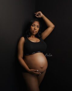 maternity model on black background_niccolephotography