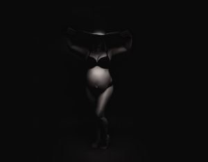 black and white studio maternity photos_niccole photography